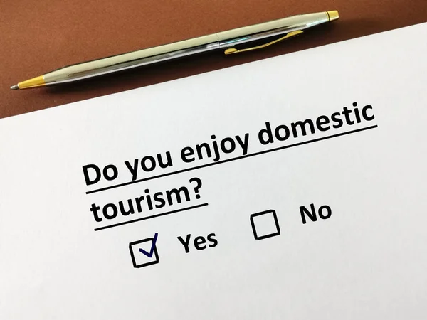 Una Persona Está Respondiendo Pregunta Sobre Turismo Disfruta Del Turismo — Foto de Stock