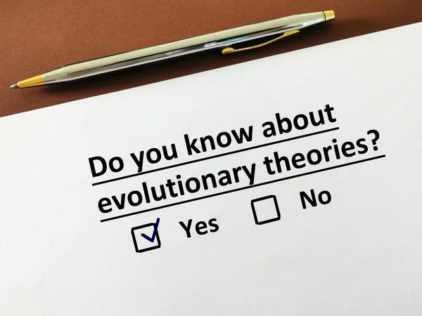 Una Persona Está Respondiendo Pregunta Sobre Turismo Sabe Teorías Evolutivas — Foto de Stock