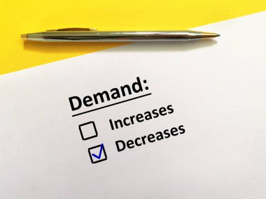 Bir kişi soruya cevap veriyor. Talebin azaldığını düşünüyor.