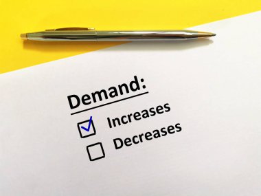 Bir kişi soruya cevap veriyor. Talebin arttığını düşünüyor.