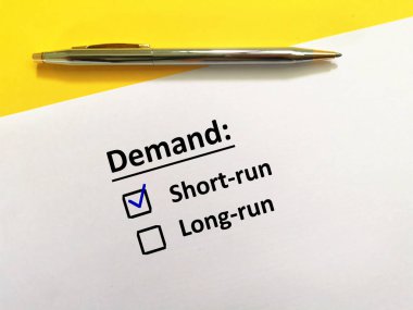 Bir kişi soruya cevap veriyor. Kısa vadeli talebi seçiyor..