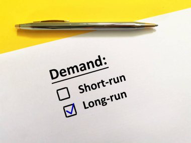 Bir kişi soruya cevap veriyor. Uzun vadeli talebi seçiyor..