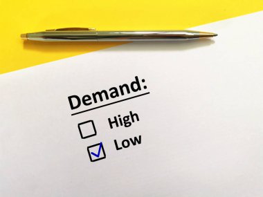 Bir kişi soruya cevap veriyor. Talebin düşük olduğunu düşünüyor..