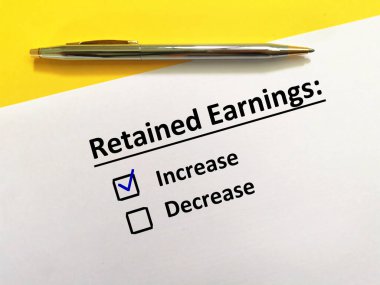 Bir kişi soruya cevap veriyor. Kalan gelirlerin arttığını düşünüyor..