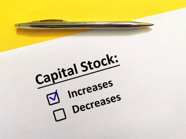 Bir kişi soruya cevap veriyor. Sermaye stokunun arttığını düşünüyor..