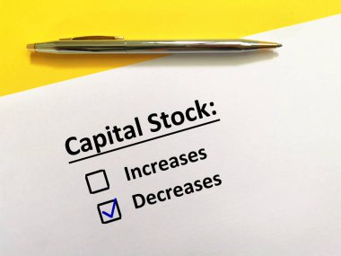 Bir kişi soruya cevap veriyor. Sermaye hisselerinin düştüğünü düşünüyor..