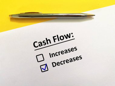 Bir kişi soruya cevap veriyor. Nakit akışının azaldığını düşünüyor..