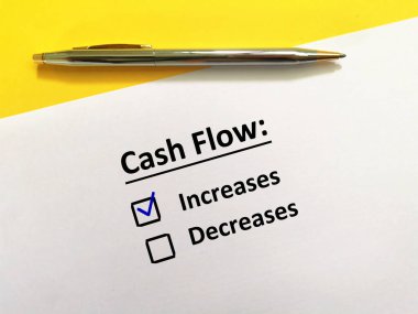 Bir kişi soruya cevap veriyor. Nakit akışının arttığını düşünüyor..