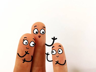 Üç kişi üç kişi olarak ödüllendirilir. Onlar mutlu bir aile.