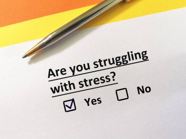 Bir kişi soruya cevap veriyor. Stresle mücadele ediyor..