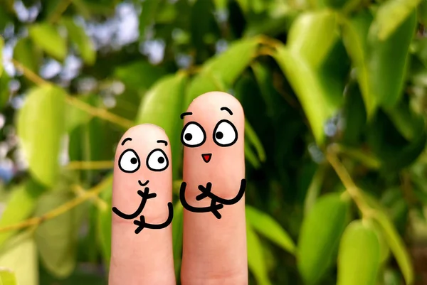 손가락은 사람으로 장식되어 그들은 농장에서 행복하게 이야기하고 있습니다 — 스톡 사진