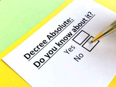 Bir kişi kesin kararla ilgili soruya cevap veriyor..