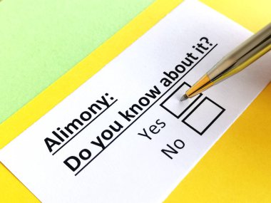 Bir kişi nafakayla ilgili soruya cevap veriyor..