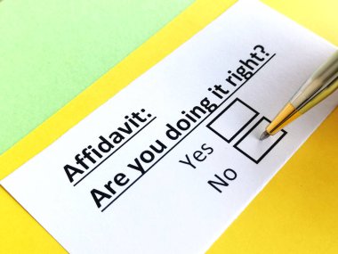 Bir kişi yeminli beyannameyle ilgili soruya cevap veriyor..