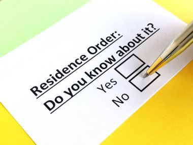 Bir kişi oturma emri ile ilgili soruya cevap veriyor..