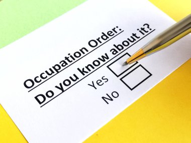 Bir kişi işgal emri ile ilgili soruya cevap veriyor..