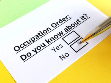 Bir kişi işgal emri ile ilgili soruya cevap veriyor..