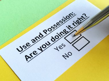 Bir kişi kullanım ve bulundurma ile ilgili soruya cevap veriyor..