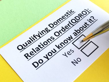 Bir kişi, iç ilişkiler düzenine uyulmasıyla ilgili soruyu yanıtlıyor.