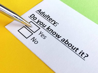 Bir kişi zina ile ilgili soruya cevap veriyor..