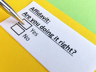 Bir kişi yeminli beyannameyle ilgili soruya cevap veriyor..