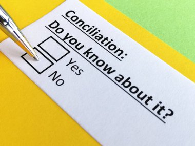 Bir kişi uzlaşma sorusunu cevaplıyor..