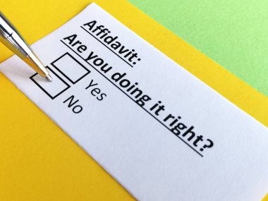 Bir kişi yeminli beyannameyle ilgili soruya cevap veriyor..