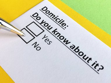 Bir kişi evle ilgili soruya cevap veriyor..