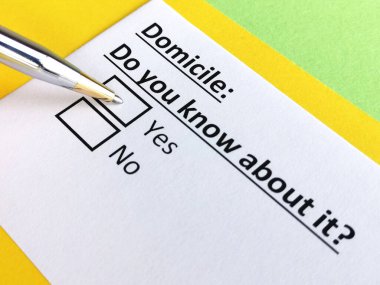 Bir kişi evle ilgili soruya cevap veriyor..