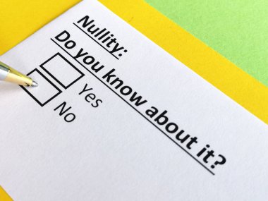 Bir kişi geçersizlikle ilgili soruya cevap veriyor..