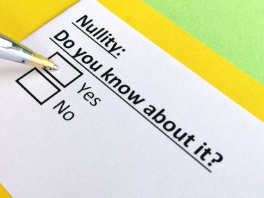 Bir kişi geçersizlikle ilgili soruya cevap veriyor..