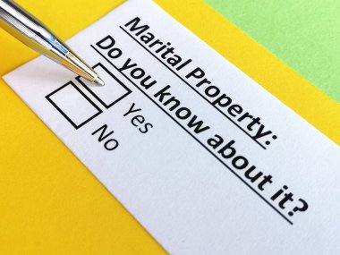 Bir kişi evlilikle ilgili soruları cevaplıyor..