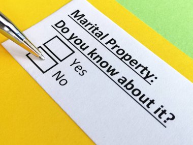 Bir kişi evlilikle ilgili soruları cevaplıyor..