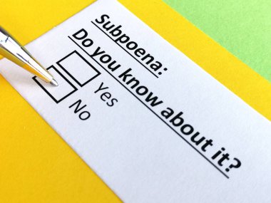 Bir kişi mahkeme celbiyle ilgili soruya cevap veriyor..