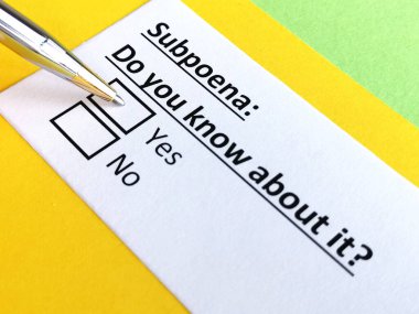 Bir kişi mahkeme celbiyle ilgili soruya cevap veriyor..