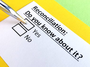 Bir kişi yeniden değerlendirmeyle ilgili soruya cevap veriyor..