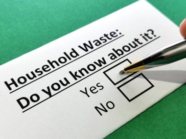 Bir kişi ev atıklarıyla ilgili soruya cevap veriyor..