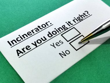 Bir kişi yakma fırınıyla ilgili soruya cevap veriyor..