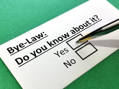 Bir kişi güle güle hukuku sorusunu cevaplıyor..