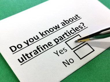 Bir kişi ultra ince parçacıklar hakkındaki soruyu cevaplıyor..