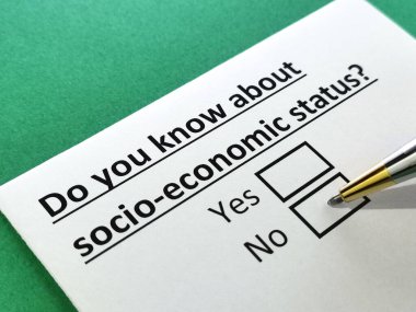 Bir kişi sosyo-ekonomik durumla ilgili soruya cevap veriyor.