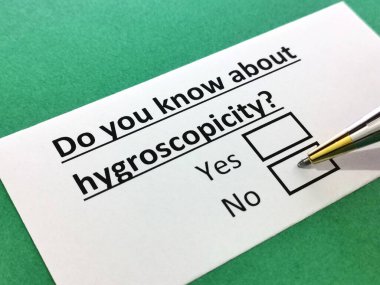 Bir kişi higroskopi ile ilgili soruya cevap veriyor..