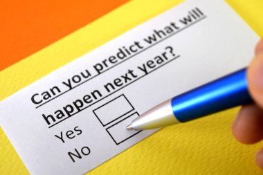 Bir kişi gelecek yılla ilgili sorulara cevap veriyor..