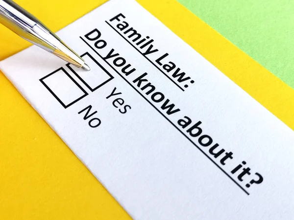 Una Persona Está Respondiendo Pregunta Sobre Derecho Familia — Foto de Stock