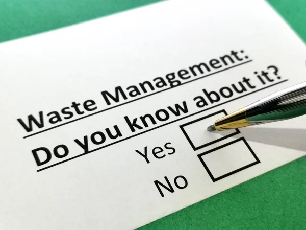 Una Persona Está Respondiendo Una Pregunta Sobre Gestión Residuos — Foto de Stock