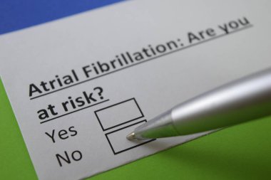 Bir parmak atriyal fibrilasyonla ilgili soruya cevap veriyor..