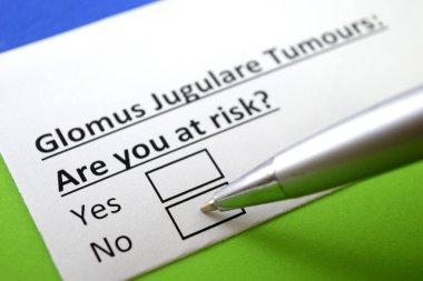 Bir parmak glomus jugulare tümörleri hakkındaki soruya cevap veriyor..