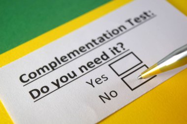 Bir kişi tamamlama testi ile ilgili soruyu cevaplıyor..