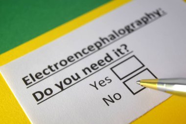 Bir kişi elektroansefalografi hakkındaki soruyu cevaplıyor..