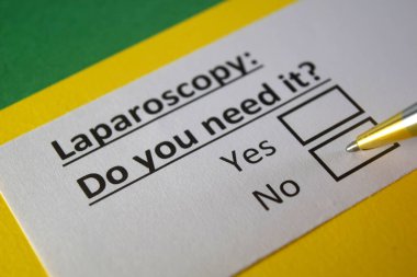 Bir kişi laparoskopi ile ilgili soruya cevap veriyor..